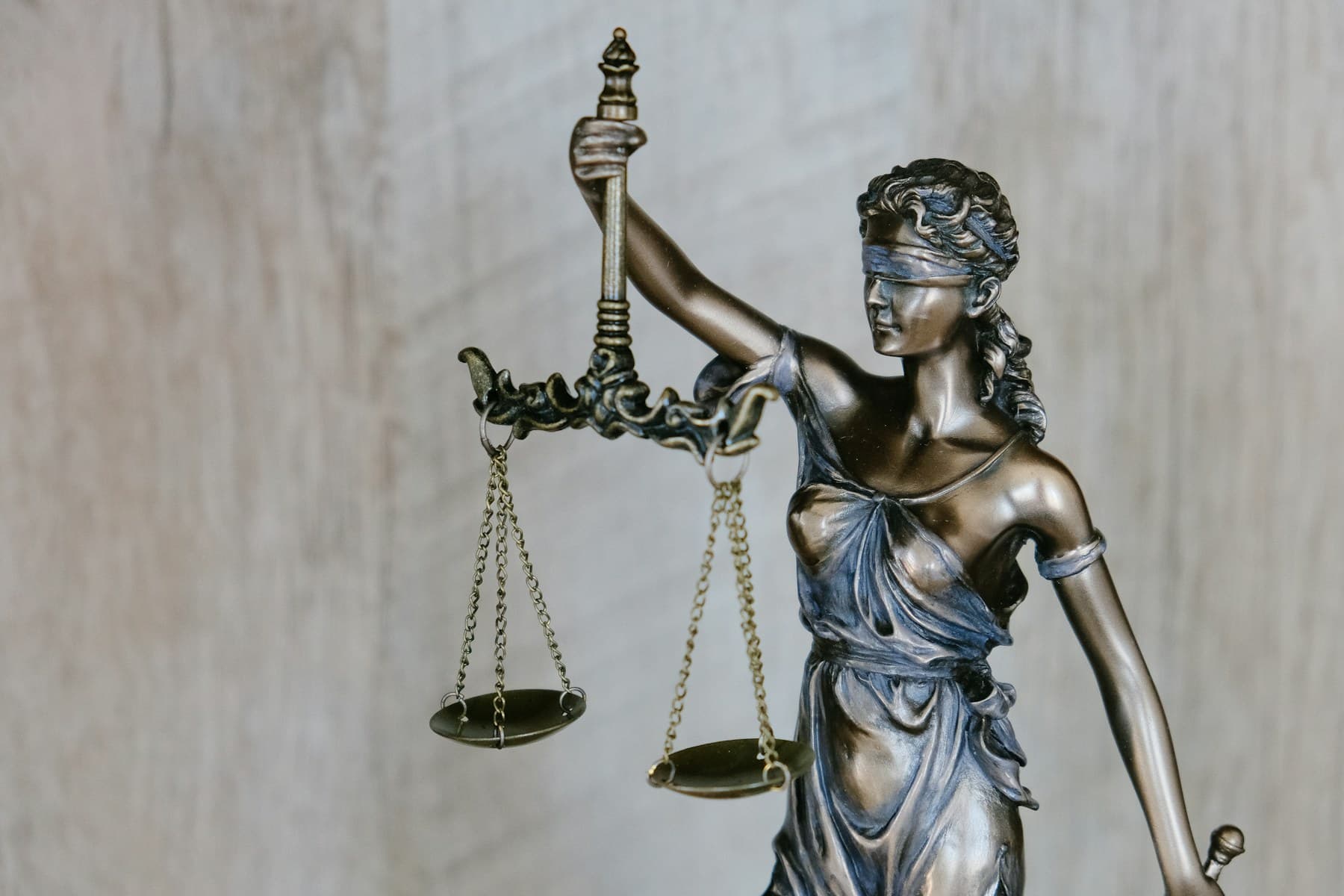 Estátua da Justiça em mármore, em contraluz