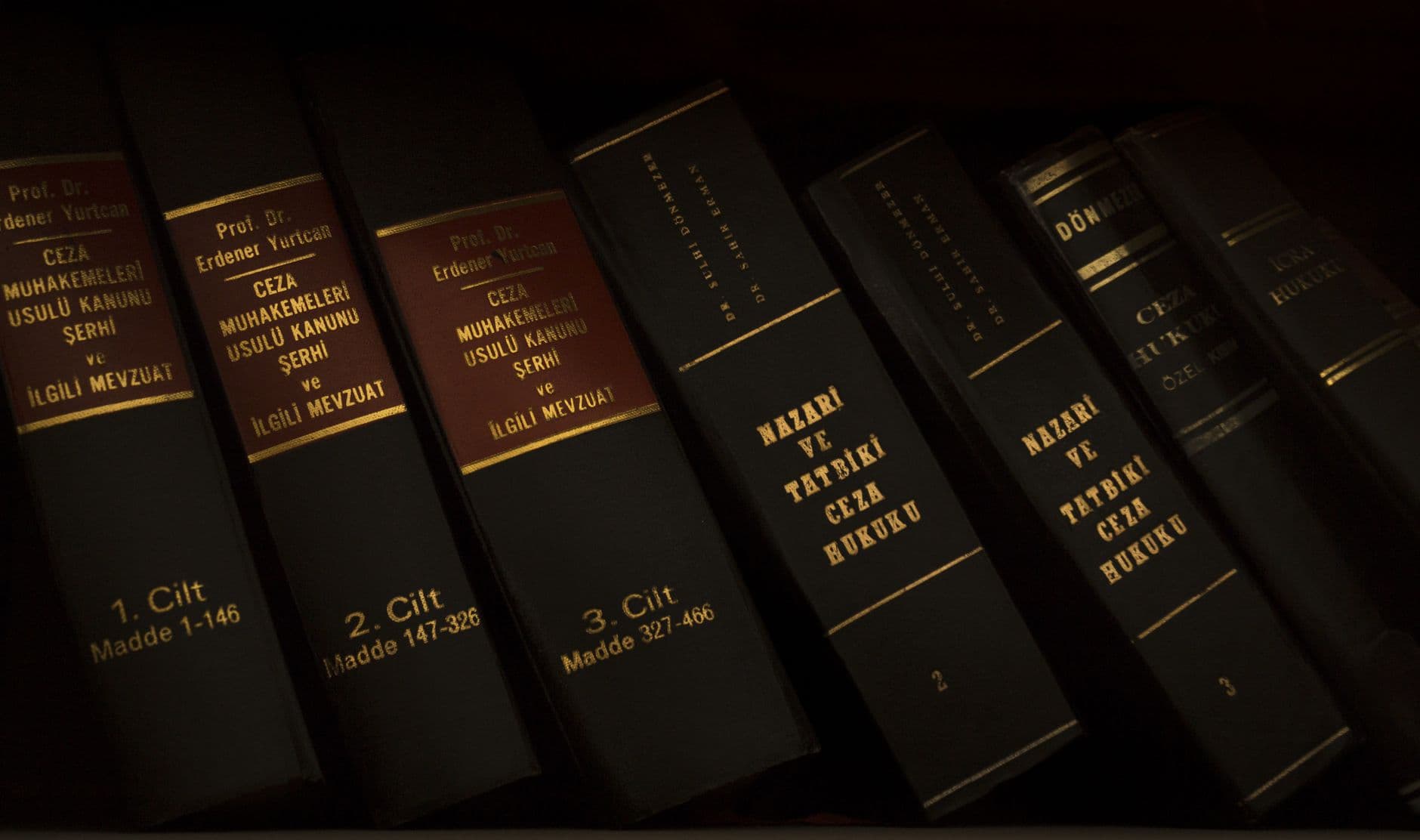 Estante de livros jurídicos encadernados